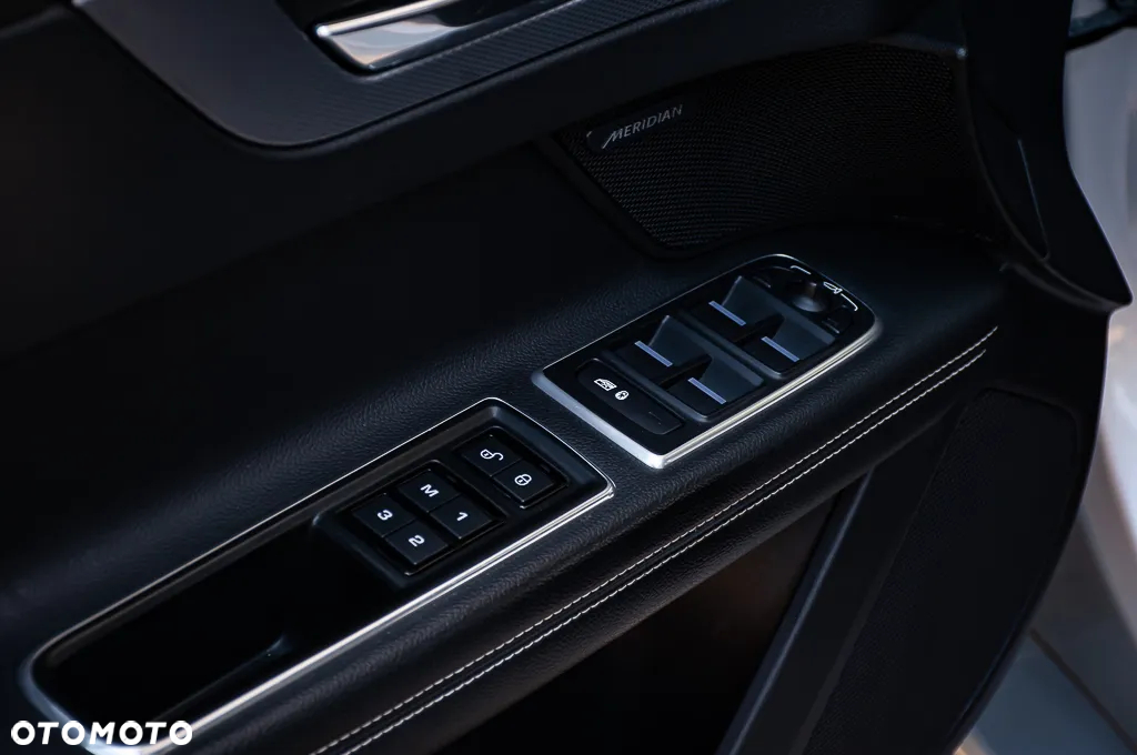 Jaguar XF 2.0 T R-Sport - 33
