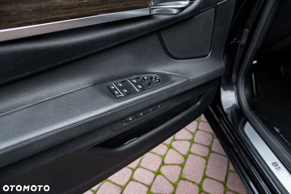 BMW Seria 7 750i xDrive - 17