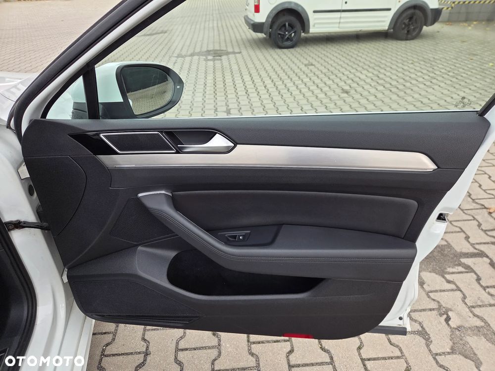 Volkswagen Passat 2.0 TDI SCR 4Mot DSG Comfortline - 29