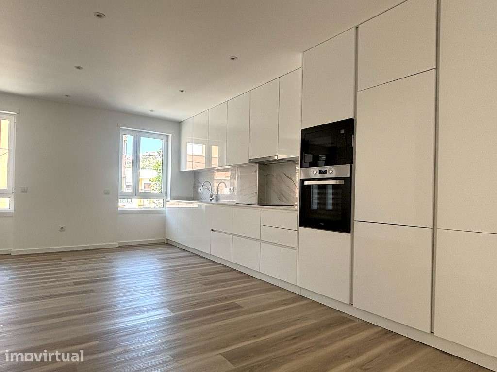 A 550 metros da praia, T2+1 totalmente renovado e pronto a habitar! - Grande imagem: 5/22