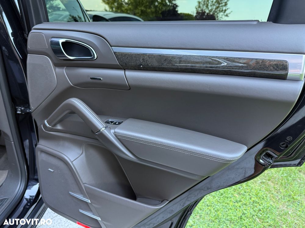 Porsche Cayenne Platinum Edition - 28