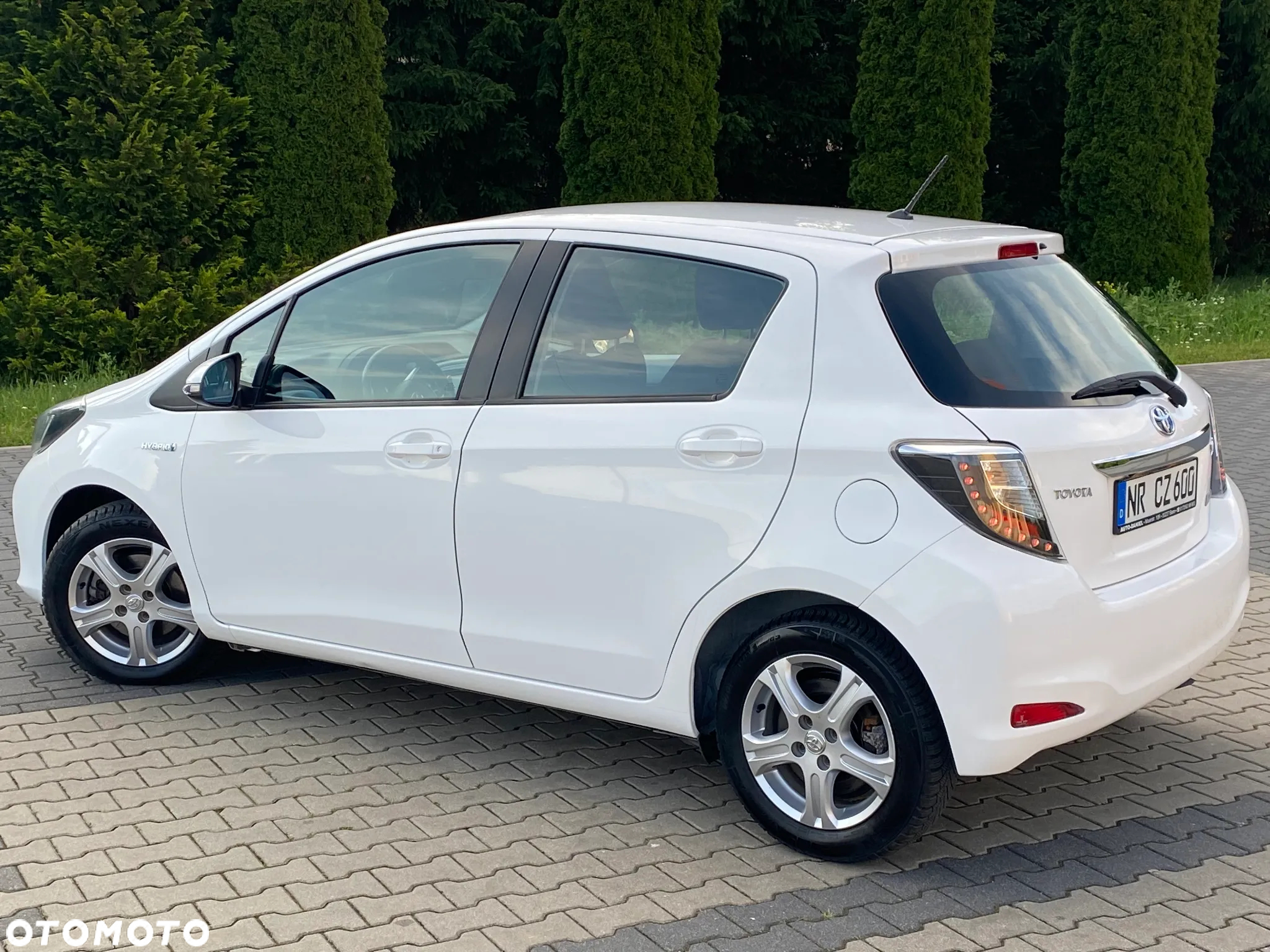 Toyota Yaris Hybrid 100 Premium - 6