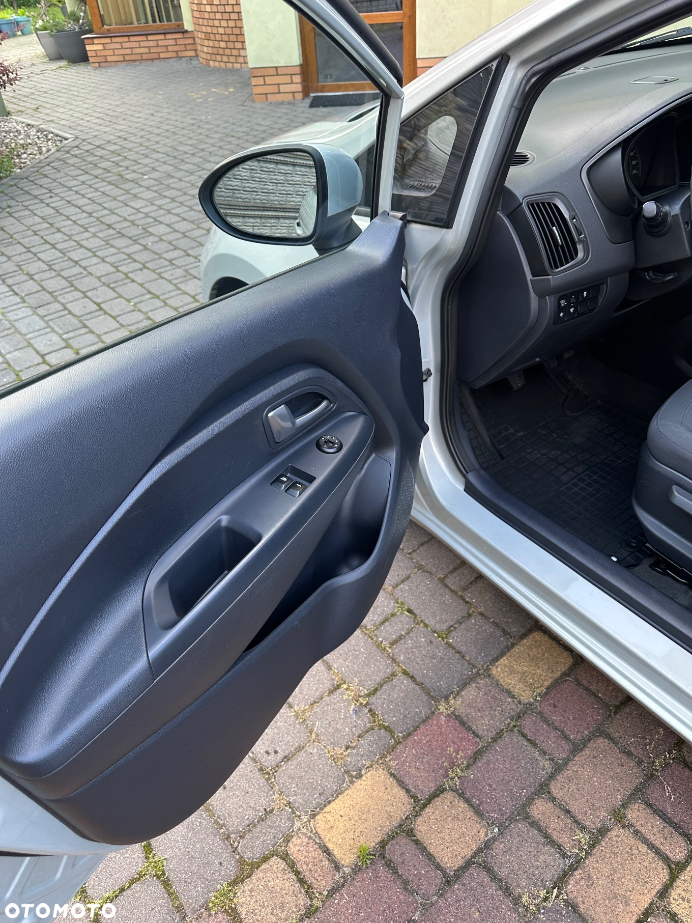 Kia Rio 1.2 L - 12