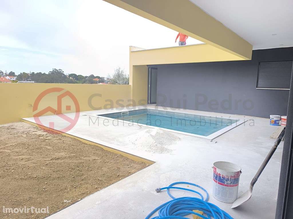 Moradia T4 Isolada, de dois pisos, com Piscina e Garagem - Grande imagem: 2/31