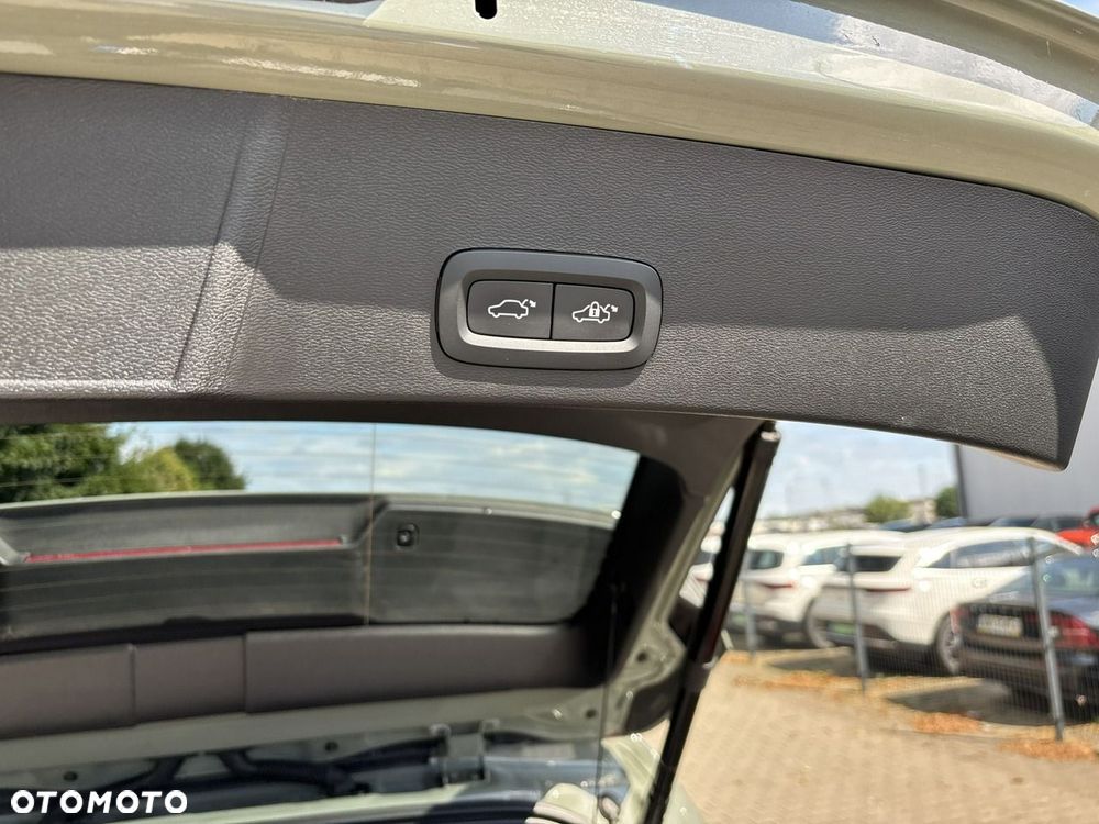 Volvo XC 40 B4 Plus Dark - 20
