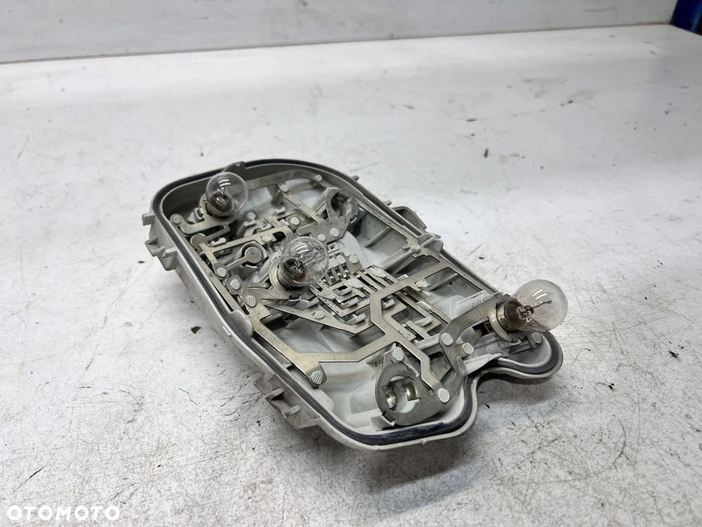 WKŁAD LAMPY W BŁOTNIK PRAWY TYŁ AUDI A6 C6 SEDAN ZWYKŁY NA ŻARÓWKI 4F5 *3* - 3