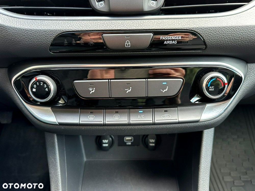 Hyundai i30 1.5 DPI Classic + - 26
