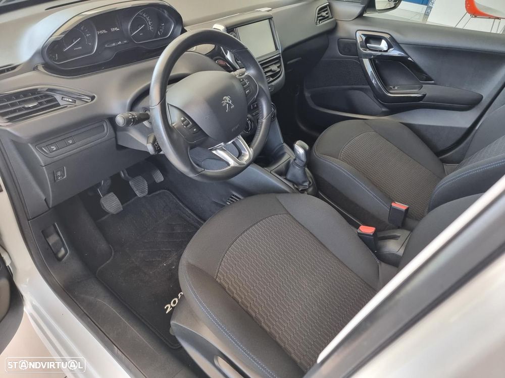 Peugeot 208 1.2 PureTech Signature - 9