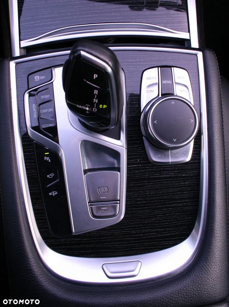BMW Seria 7 750i xDrive - 14