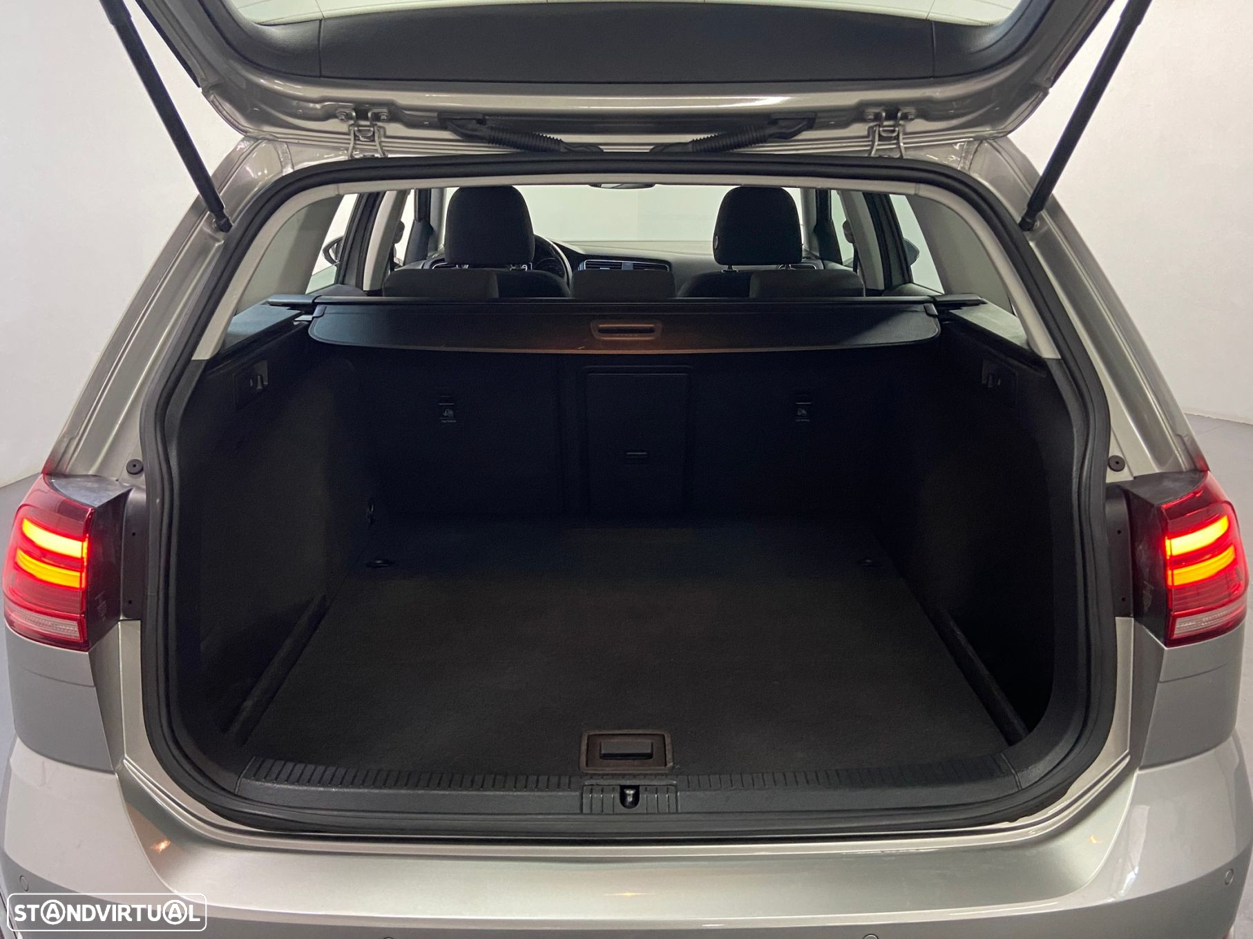 VW Golf Variant 1.6 TDi Confortline - 19