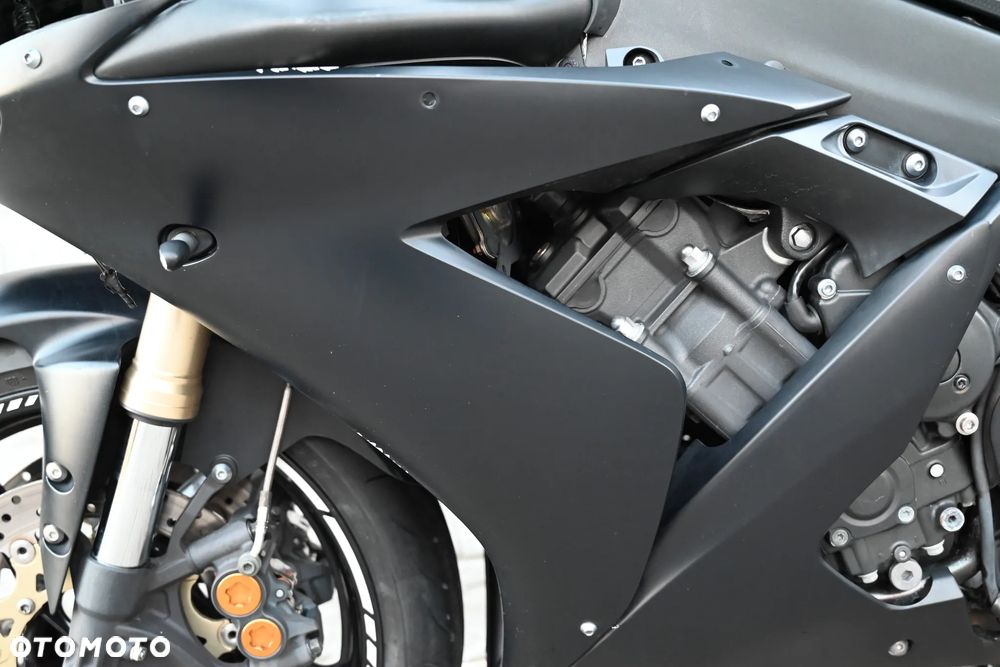 Yamaha R1 - 25