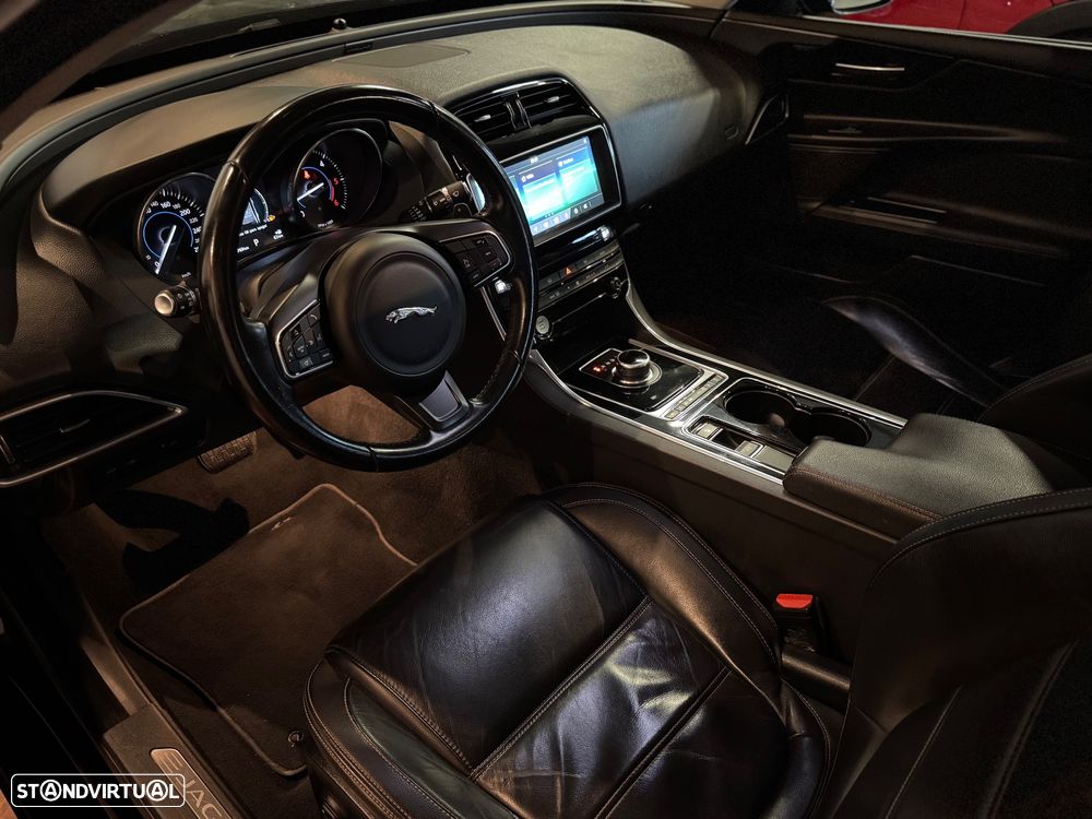 Jaguar XE 2.0 D R-Dynamic HSE - 6