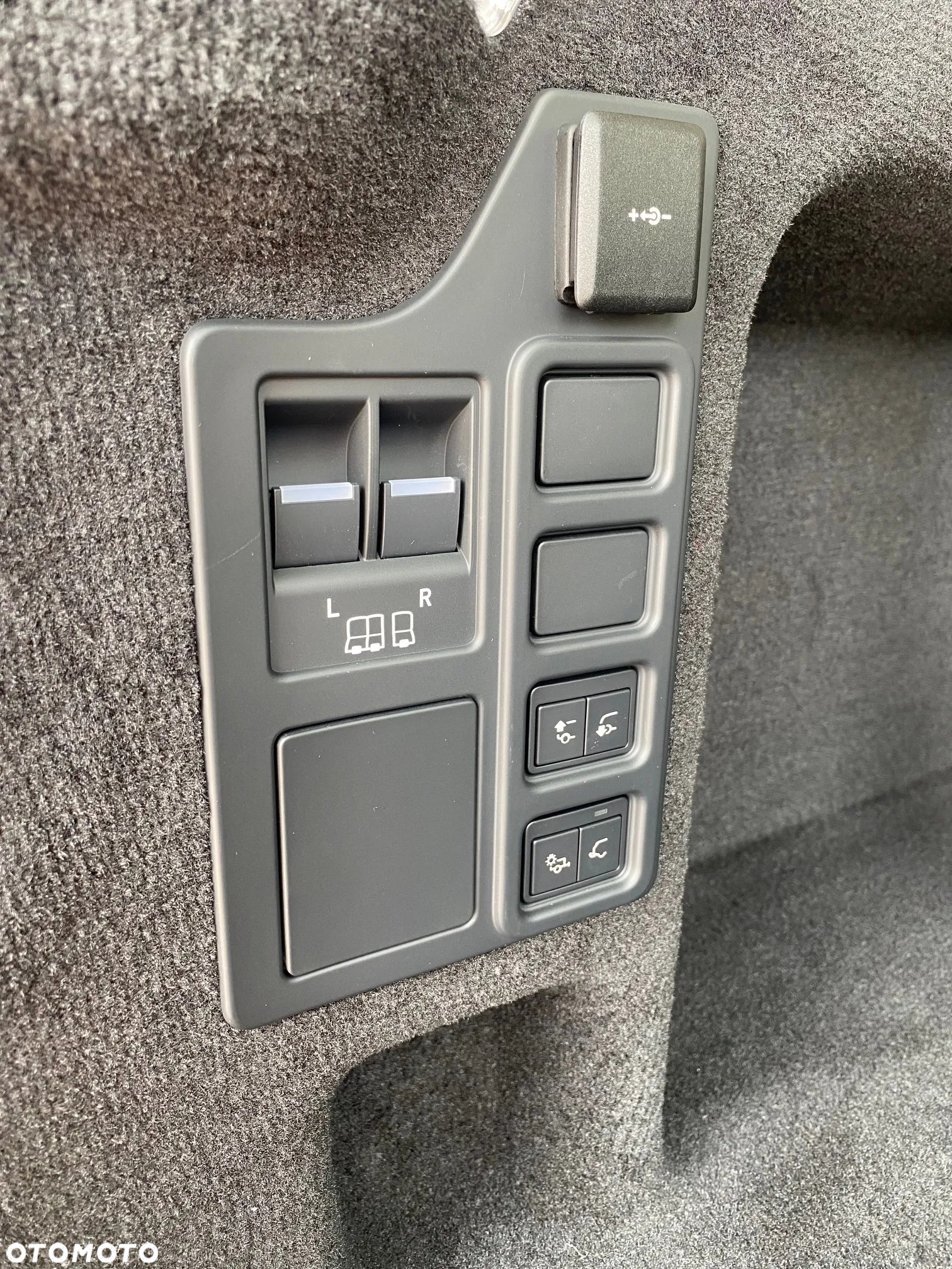 Land Rover Discovery V 3.0 D250 mHEV R-Dynamic SE - 24