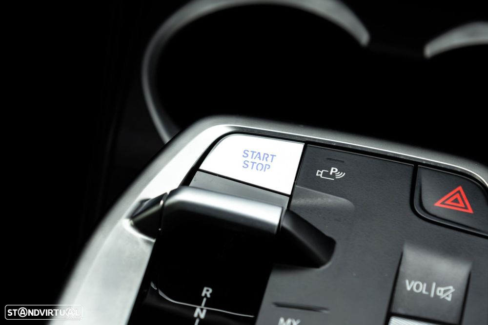 BMW iX1 eDrive20 Pack Desportivo M - 26