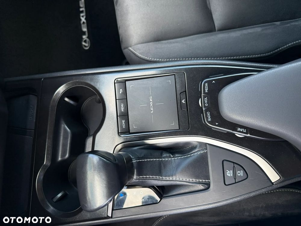 Lexus UX 250h F Sport 2WD - 30
