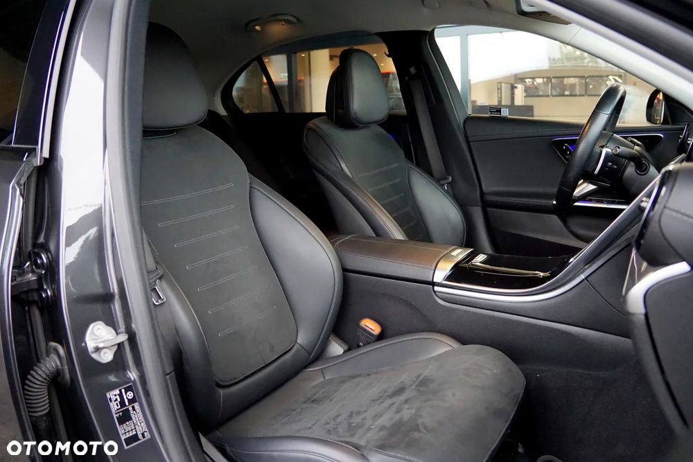 Mercedes-Benz Klasa C 180 9G-TRONIC AMG Line - 24