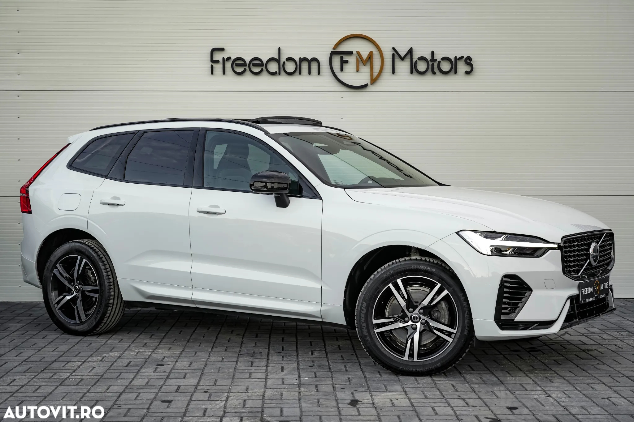 Volvo XC 60 T6 AWD Plug-in Hybrid Ultra Black Edition - 6