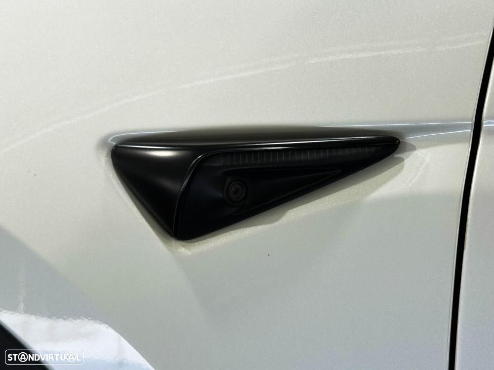 Tesla Model Y Long Range Dual Motor AWD - 17
