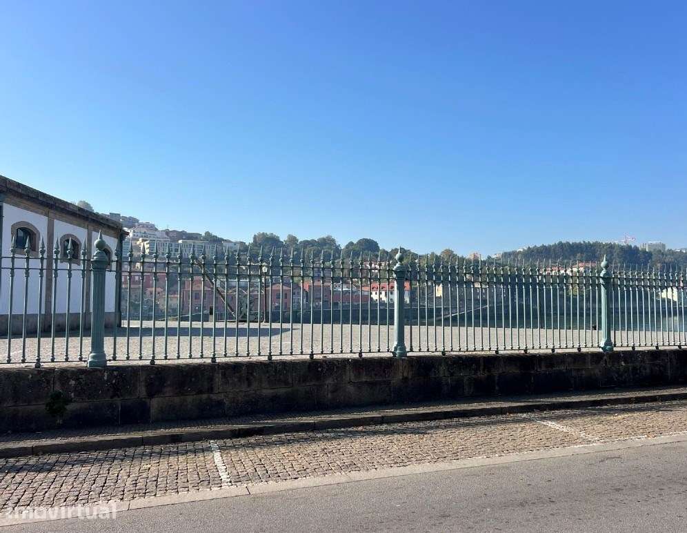 Dois prédios contíguos na marginal ribeirinha, zona histórica do Porto - Grande imagem: 4/6