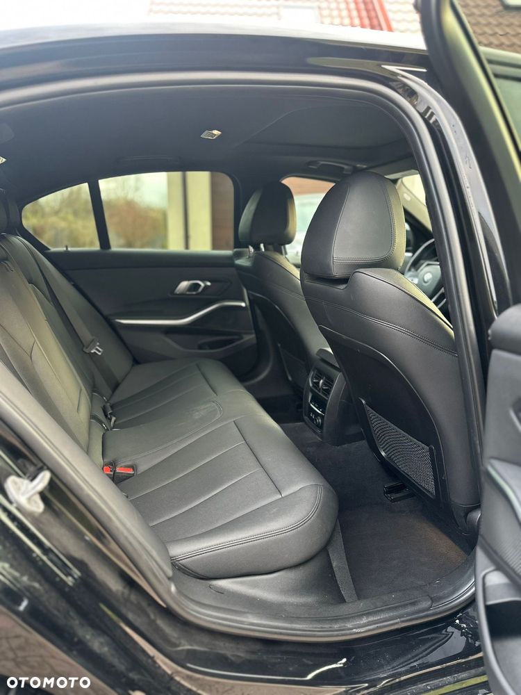 BMW Seria 3 330i - 10