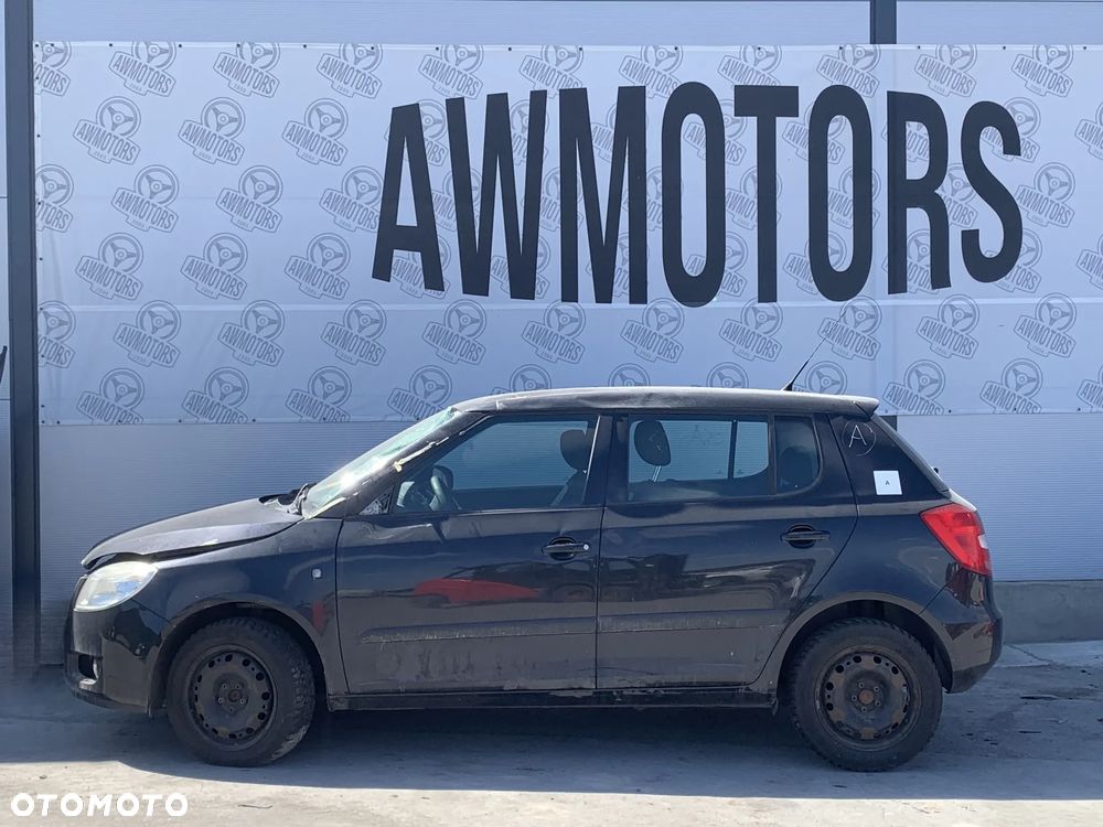 SKODA FABIA 2009 *SAMOCHÓD NA CZĘŚCI* 4578 1Z / F9R  MASKA, LAMPA, DRZWI, LUSTERKO, ZDERZAK, GRILL, BŁOTNIK, KLAPA, BELKA, DESKA, FOTELE, KANAPA, ĆWIARTKA KIEROWNICA, TARCZE, ZACISKI, ZAWIESZENIE, KOMPLETNY PRZÓD, KOMPLETNY TYŁ, LICZNIK, ZEGARY, PRAWE LEWE PRZÓD TYŁ - 1