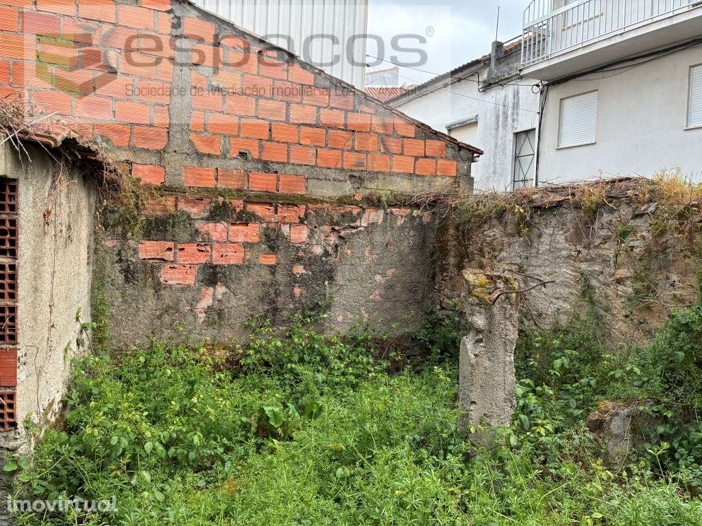 Moradia para recuperar com logradouro - Grande imagem: 4/24