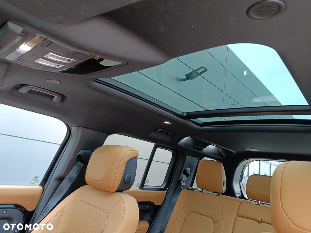 Land Rover Defender - 32