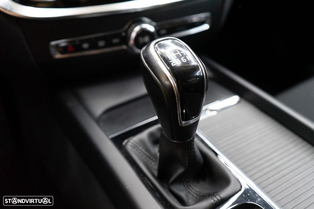 Volvo V60 2.0 D3 Momentum - 31