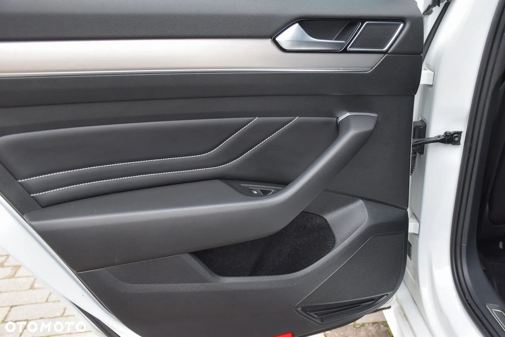 Volkswagen Passat 2.0 TDI SCR DSG 4Motion Elegance - 33