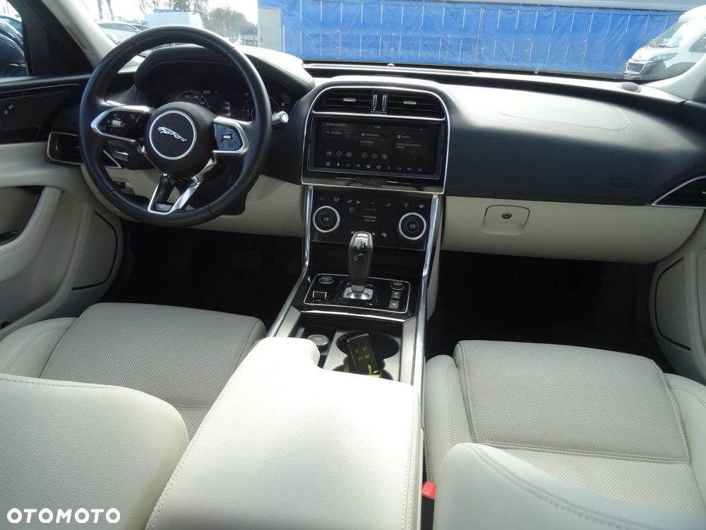 Jaguar XE 2.0 D180 R-Dynamic SE - 16