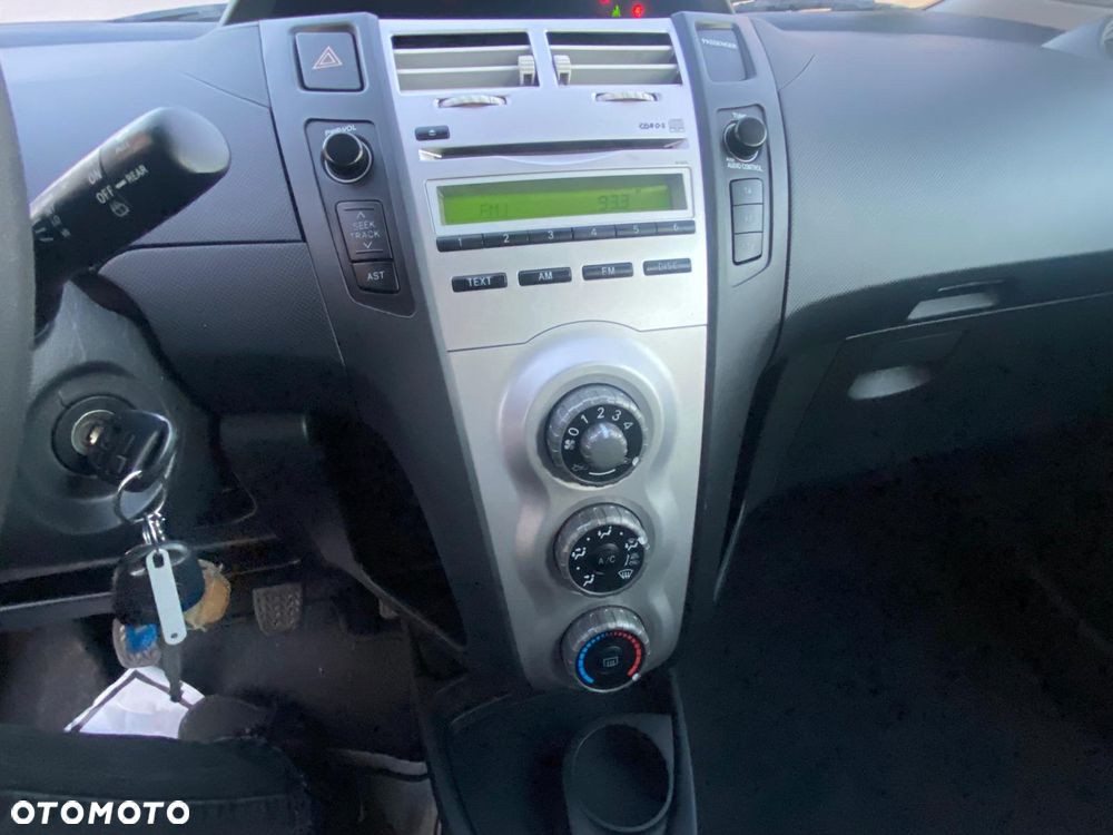 Toyota Yaris 1.3 VVT-i Executive - 26