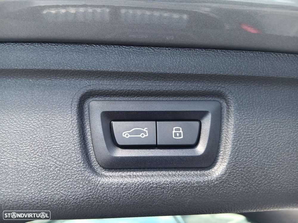 BMW 320 d Pack Desportivo M Auto - 23