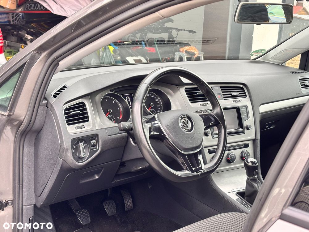 Volkswagen Golf - 22