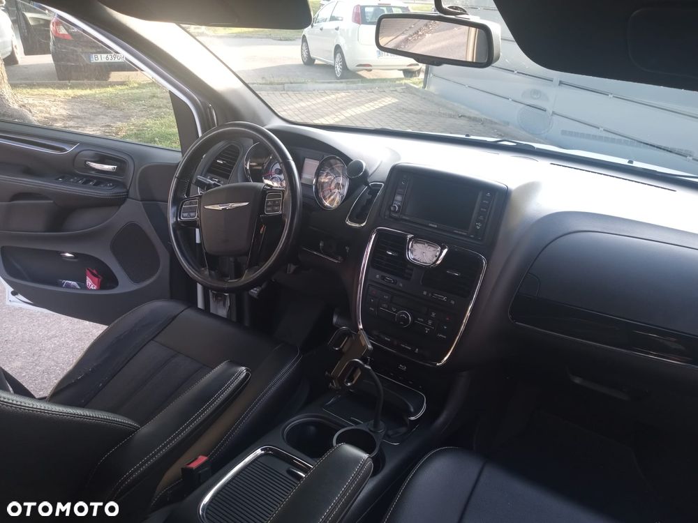 Chrysler Town & Country - 20