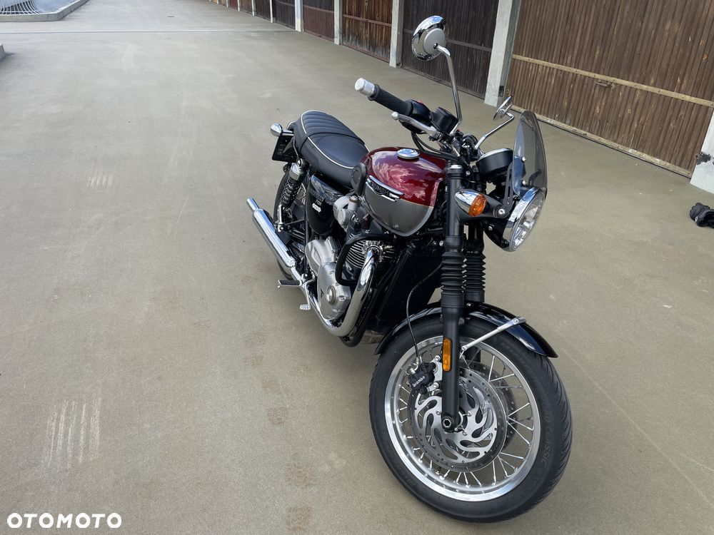 Triumph Bonneville - 4