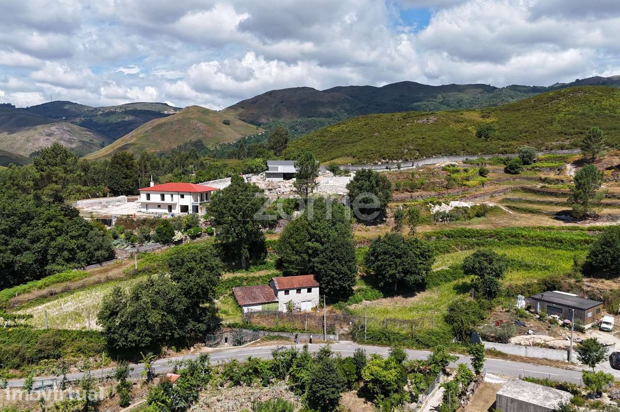 Terreno com anexo agrícola e capacidade de construção