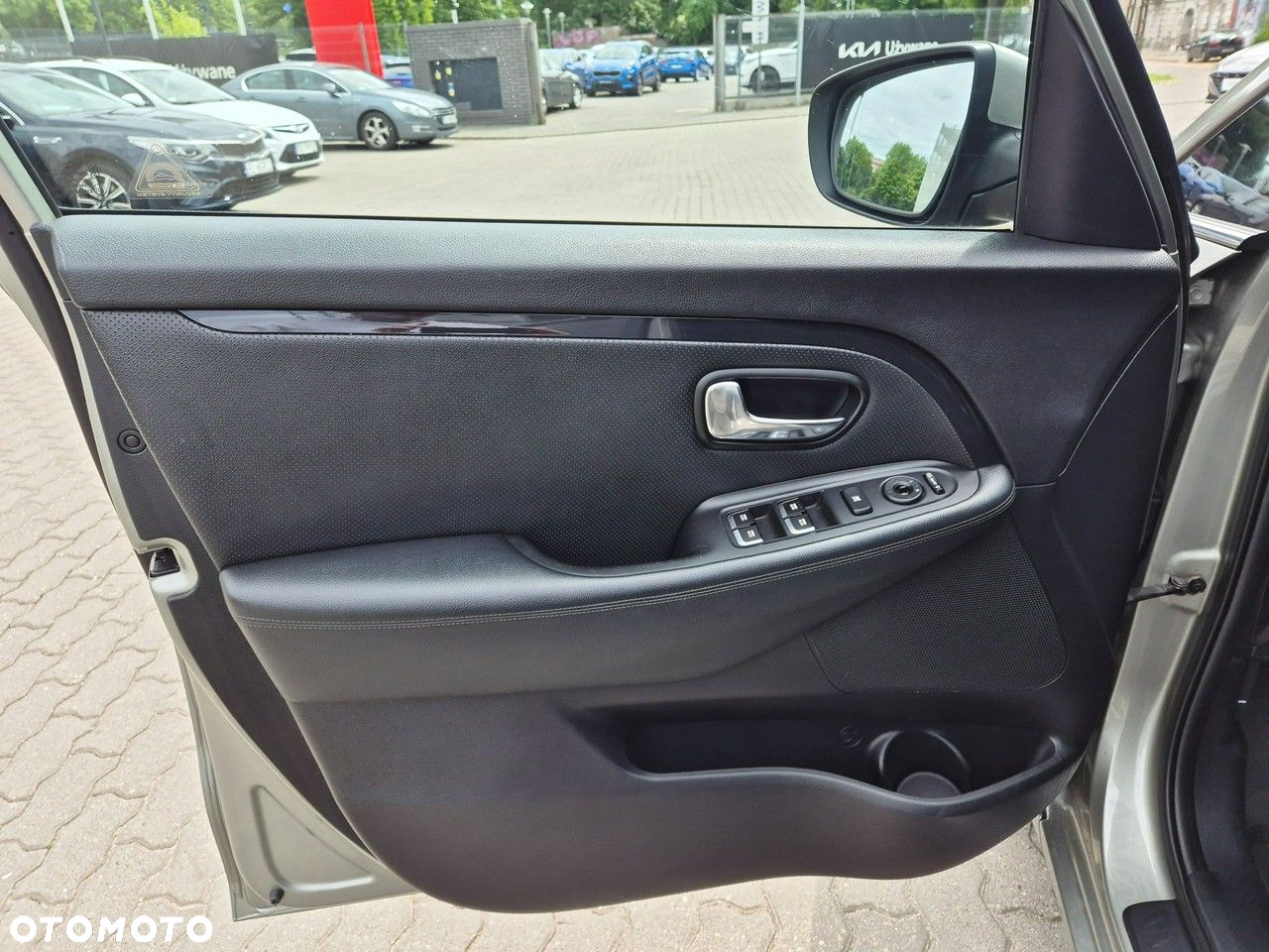 Kia Carens - 12