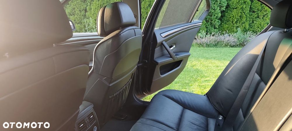 BMW Seria 5 550i - 12