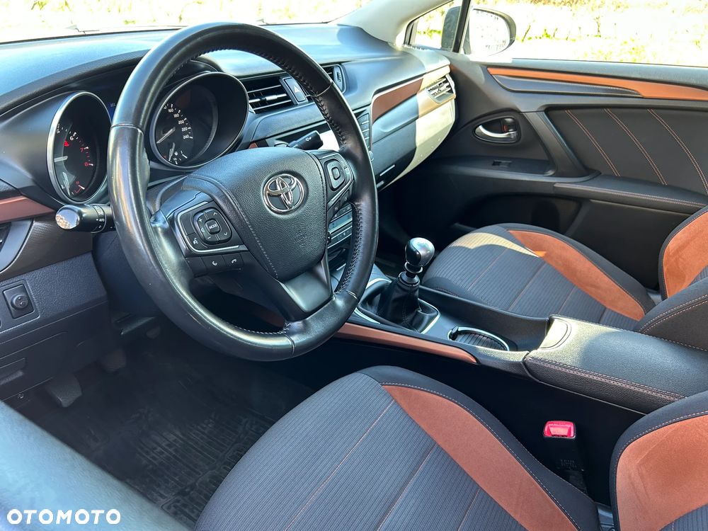 Toyota Avensis 1.8 Premium - 12