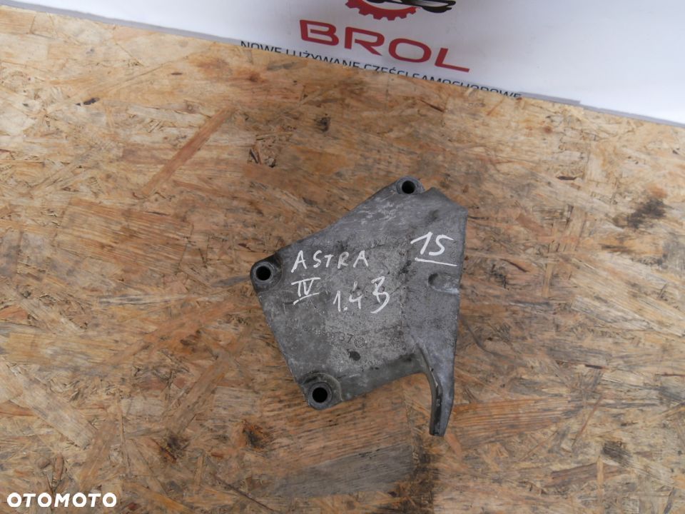 ŁAPA OPEL ASTRA IV 1.4 B 13248506 - 1