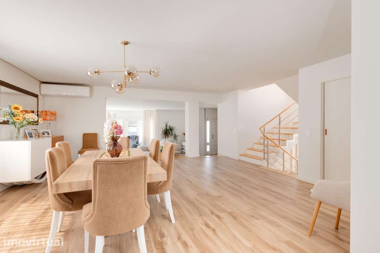Moradia T4 renovada junto à Praia de Árvore | 397 m2, jardim, 2... - Grande imagem: 4/34