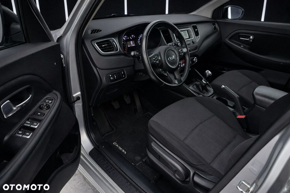 Kia Carens - 11