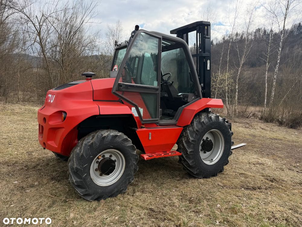 Manitou M30-4 T Wózek Widłowy 4X4 TERENOWY. 1910mtg. Maszyna Jak Nowa! Maszt Triplex WOLNY SKOK! 2016rok. z Norweskiego Gospodarstwa. Silnik PERKINS TURBO 90km. DEKRA Aktualna 2026rok! 3 tony Udzwig! Posuw wideł Hydrauliczny! Jazda REWERS+4 biegi. Ani deka luzów czy wycieków! Zadbana Maszyna! Okazja. Podzespoły jak Nowe tłoczyska suche! 5,5 wys. Podnoszenia - 2