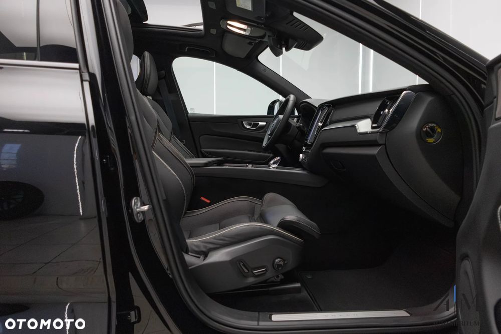 Volvo XC 60 B4 D AWD Ultimate Dark - 20