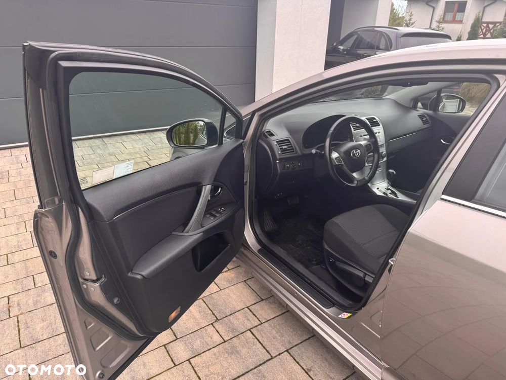 Toyota Avensis 1.8 Style MS - 9