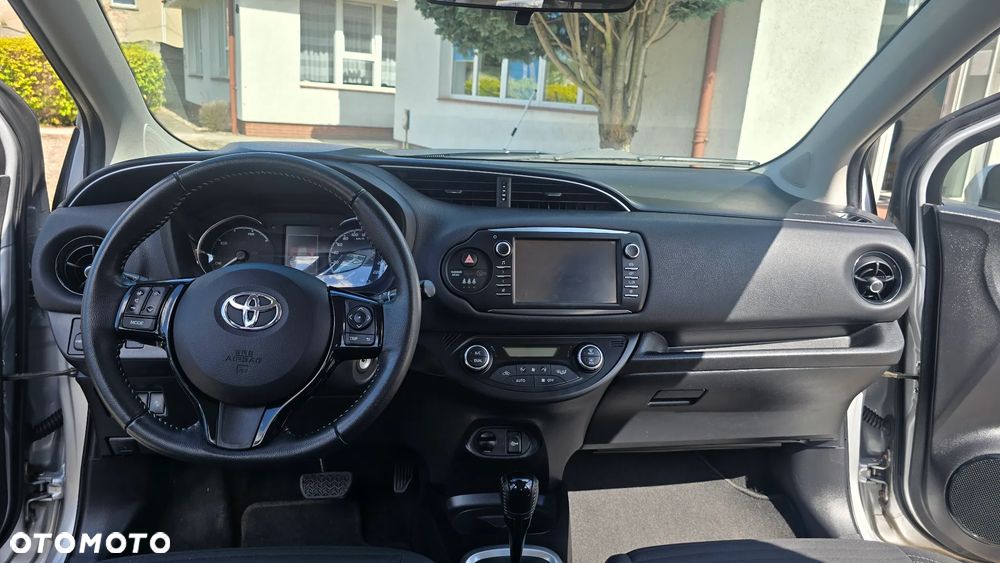 Toyota Yaris Hybrid 100 Sol - 4