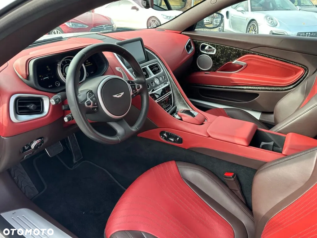 Aston Martin DB11 V8 Coupe - 22