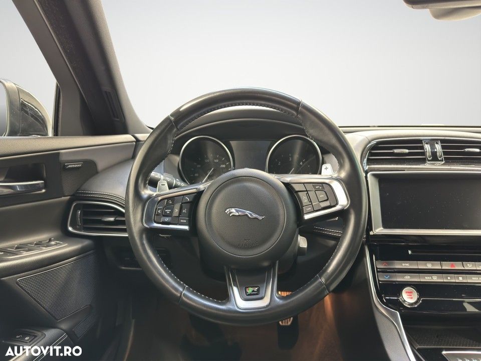 Jaguar XE 2.0 AWD R-Sport - 14