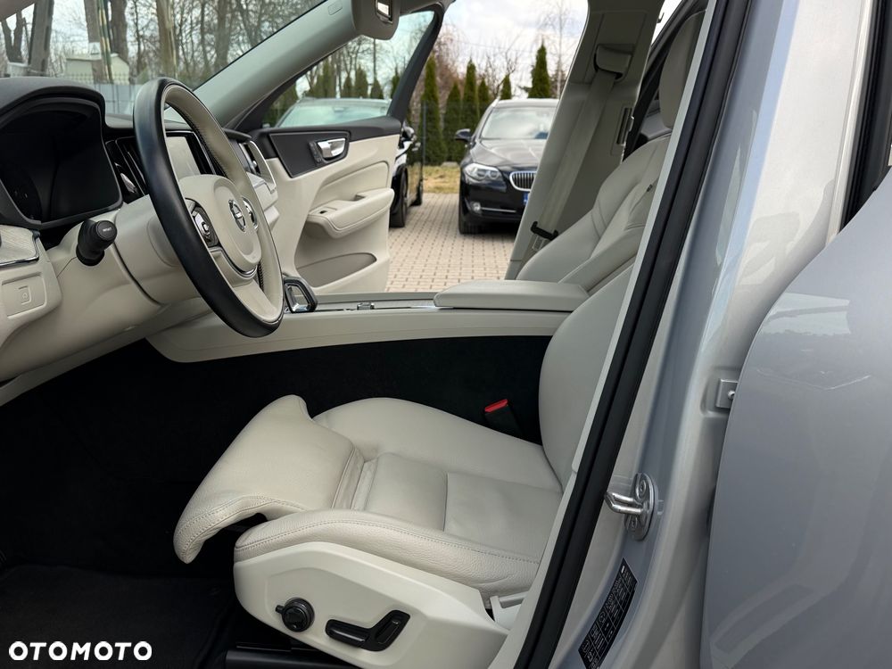 Volvo XC 60 B4 D Plus Dark - 34