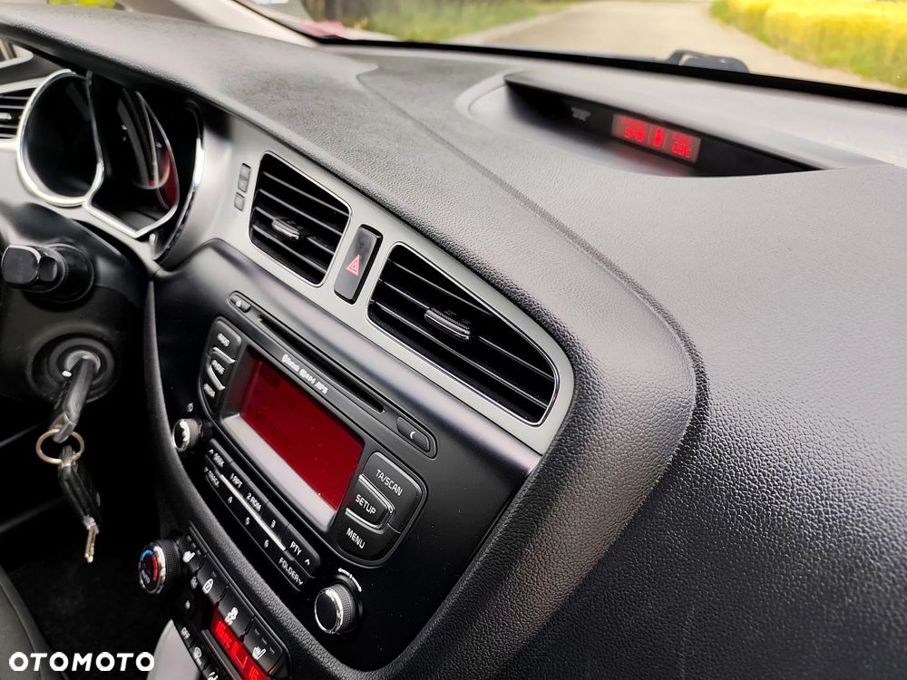 Kia Ceed 1.6 CRDi 128 Fifa World Cup Edition - 31